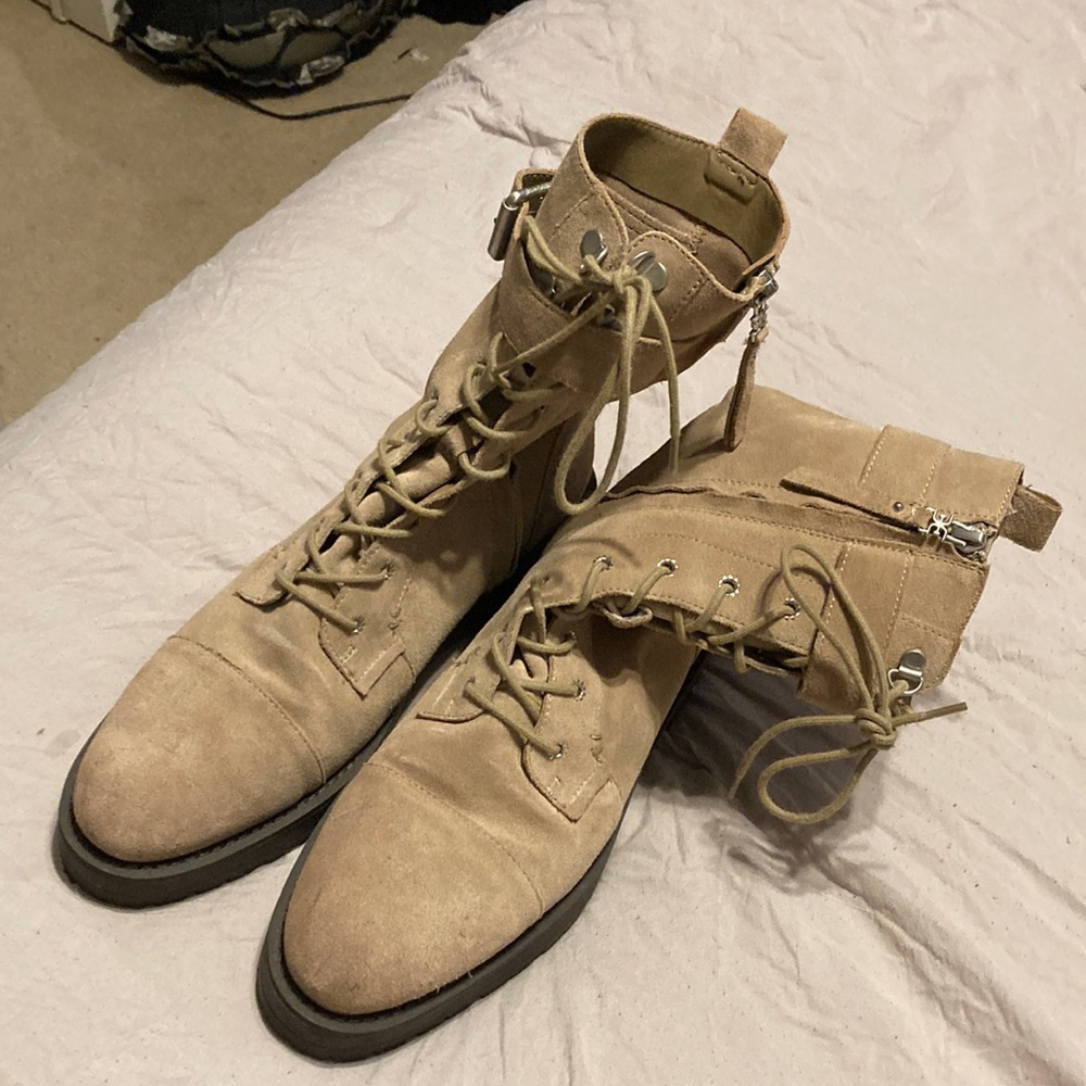 Leather above ankle boots. Tie up laces with zipper side.